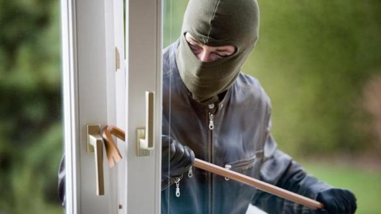 Ναύπλιο: Χειροπέδες σε διαρρήκτη – Αναζητείται ο δεύτερος