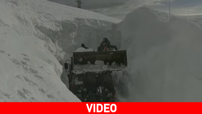 Εκχιονιστικά απομακρύνουν το χιόνι από το οδικό δίκτυο