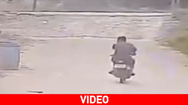 Μοτοσικλετιστής αποφεύγει την ύστατη στιγμή διερχόμενο τρένο