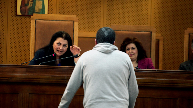 Διεκόπη λόγω λιποθυμίας η δίκη για τη Χρυσή Αυγή