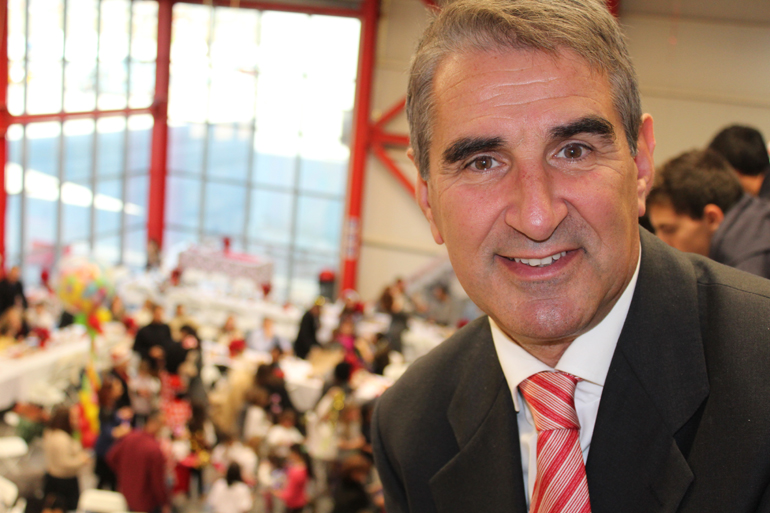 Ο Ηλίας Σοφιανός εκτός από κορυφαίος πιλότος με πάνω από 23.000 ώρες πτήσης έχει τεράστια αγάπη για τα μικρά παιδιά... 