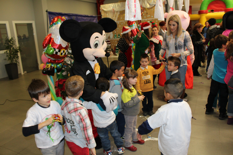 Όταν εμφανίστηκε η Μίνι έγινε... χαμός καθώς όλα τα παιδια ήθελαν να την αγκαλιάσουν...