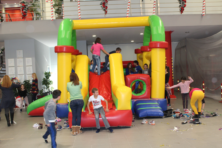 Αυτός ο χώρος χρησιμοποιείται για service και πάρκινγκ ελικοπτέρων. Τις υπόλοιπες ημέρες του χρόνου, γιατί σήμερα είχε μεταμορφωθεί σε.. παιδότοπο! 