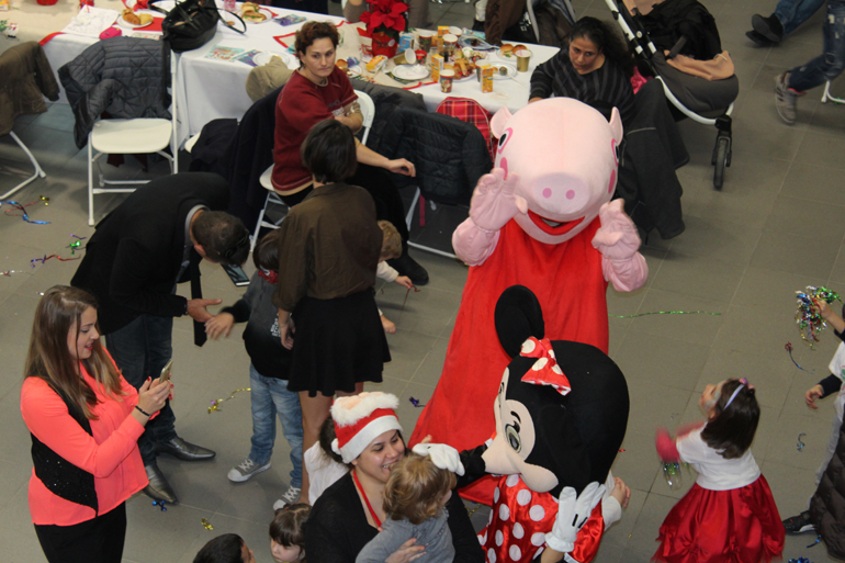 Η... Πέπα ήταν και αυτή εκεί και δεν γλίτωσε από τις αγκαλιές των παιδιών!