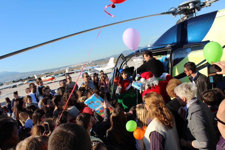 Ο Άγιος Βασίλης μόλις έχει φτάσει και γίνεται... πανικός καθώς όλα τα παιδιά τρέχουν για να πάρουν τα δώρα τους!