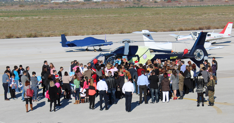 Με ελικόπτερο και για 3η συνεχή χρονιά ήρθε ο Άγιος Βασίλης στο αεροδρόμιο της Πάχης των Μεγάρων...