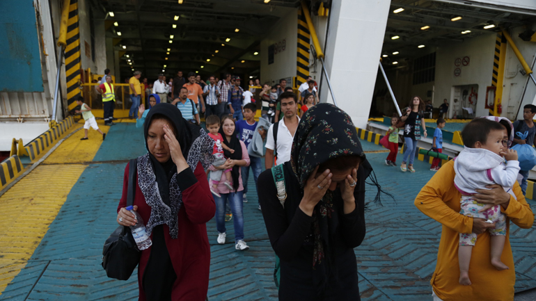 Στο λιμάνι του Πειραιά δύο πλοία με 2.710 πρόσφυγες