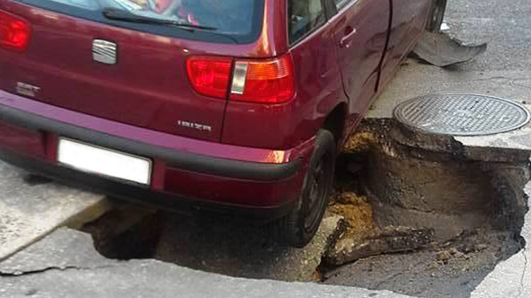 Bόλος: Υποχώρησε το οδόστρωμα και «βούλιαξε» αυτοκίνητο