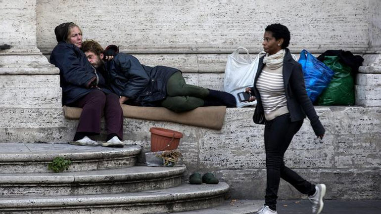 Τουριστικός οδηγός… επιβίωσης για αστέγους στη Ρώμη