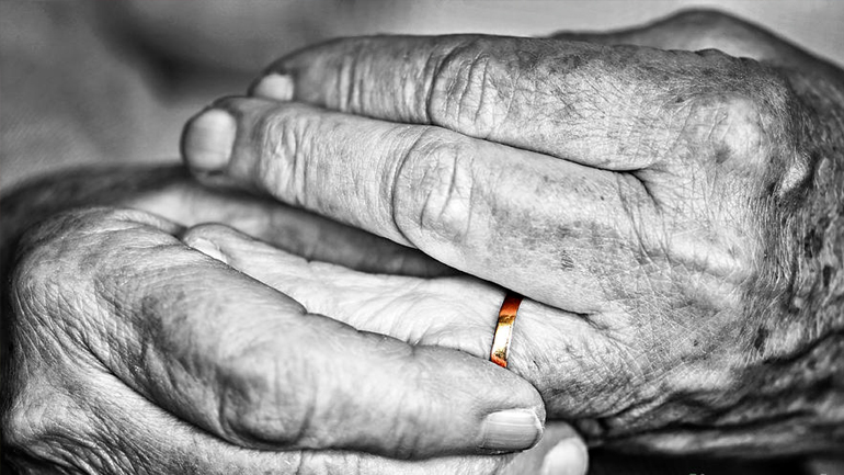 Καβάλα: Κουκουλοφόρος πήγε να ληστέψει ηλικιωμένη