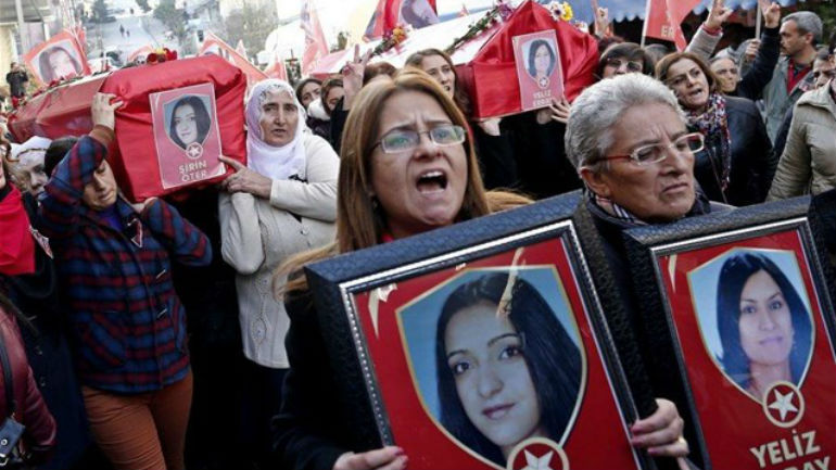 Τουρκία: Βίαιες συγκρούσεις στις κηδείες των γυναικών που σκοτώθηκαν από την αστυνομία