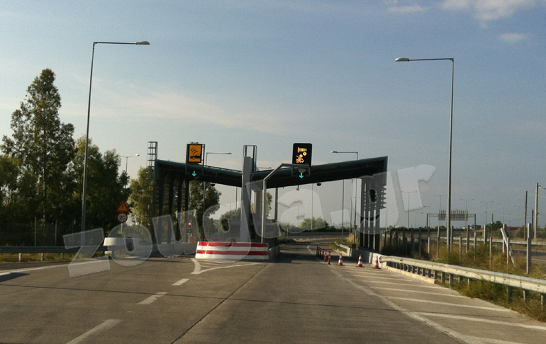 Από αριστερά περνάς με πομποδέκτη και από δεξιά ρίχοντας χρήματα στην ειδική υποδοχή!!!