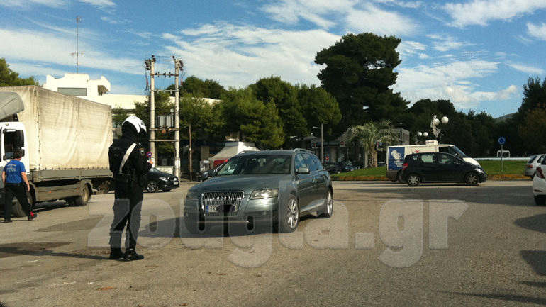 Το πάρκαρε στη μέση του δρόμου…