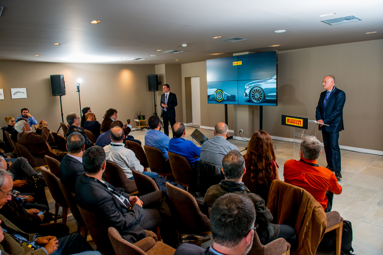 Η παρουσίαση στους εκπροσώπους του Τύπου από στελέχη της Pirelli...