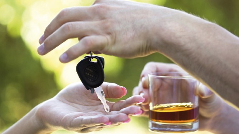 Γιορτές και αλκοόλ: Προσεκτικοί οδηγοί, αχρείαστοι ιατροδικαστές