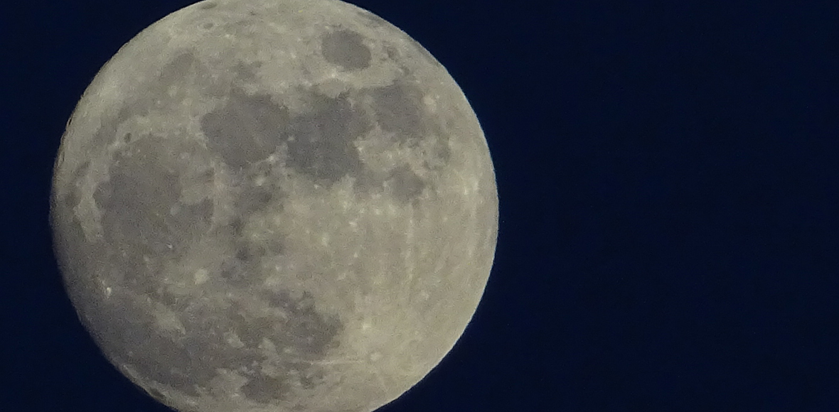 Παγωμένο φεγγάρι