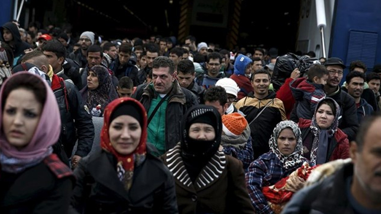 Περισσότεροι από 1.700 πρόσφυγες έφτασαν σήμερα στο λιμάνι του Πειραιά