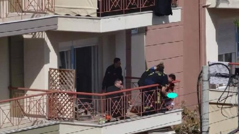 Λαμία: Παιδί εγκλωβίστηκε στα κάγκελα μπαλκονιού