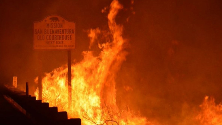 Μεγάλη πυρκαγιά απειλεί πετρελαϊκές εγκαταστάσεις στην Καλιφόρνια
