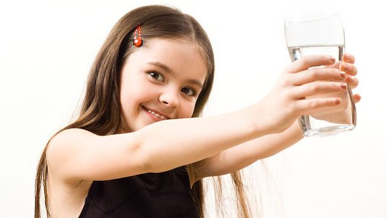 Οι λόγοι που πρέπει τα παιδιά να πίνουν πολύ νερό!