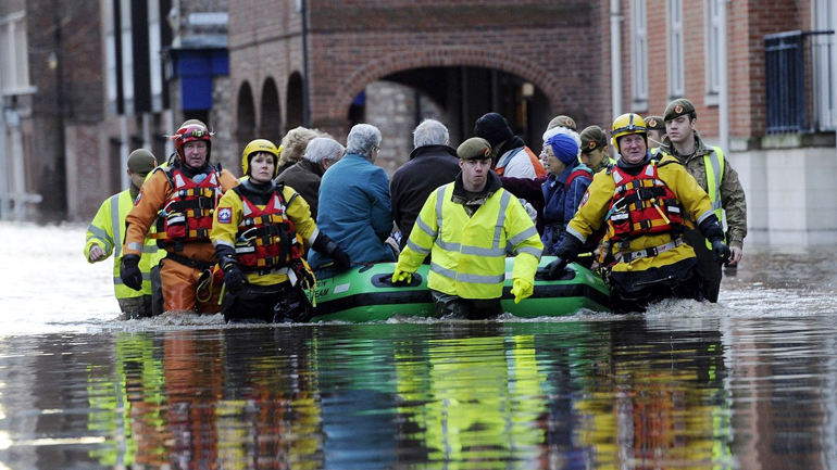 Έκτακτη σύσκεψη υπό τον Κάμερον για τις πλημμύρες στην Αγγλία Έκτακτη σύσκεψη υπό τον Κάμερον για τις πλημμύρες στην Αγγλία