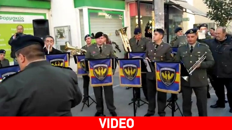Μπάντα του ελληνικού στρατού παίζει ροκ αντί για εμβατήρια