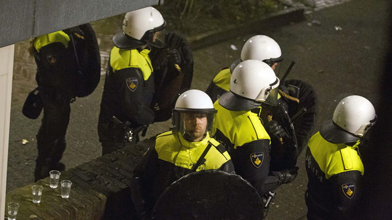 Ξύλο και συλλήψεις σε κέντρο υποδοχής προσφύγων στην Ολλανδία