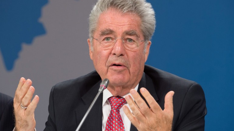 Διαφωνεί με τη θέσπιση ορίων στην υποδοχή προσφύγων ο πρόεδρος της Αυστρίας