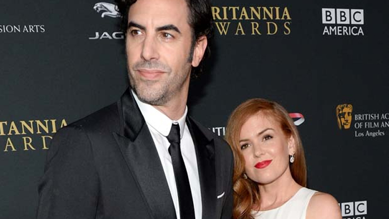 Σάσα Μπάρον Κοέν και Άιλα Φίσερ δίνουν 900.000 ευρώ για τους πρόσφυγες