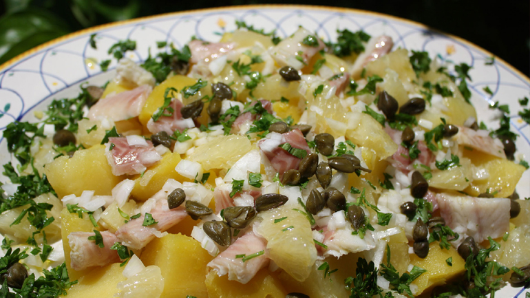 Πλούσια πατατοσαλάτα με ποικιλία λαχανικών