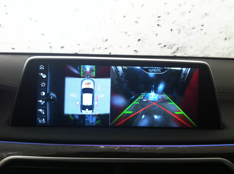 Οι κάμερες ελέγχουν το αυτοκίνητο κατά 360 μοίρες. Με λίγα λόγια μπορείς να βλέπεις και να ελέγχεις τα πάντα διαλέγοντας την κάμερα που θες (πατώντας στην οθόνη)...