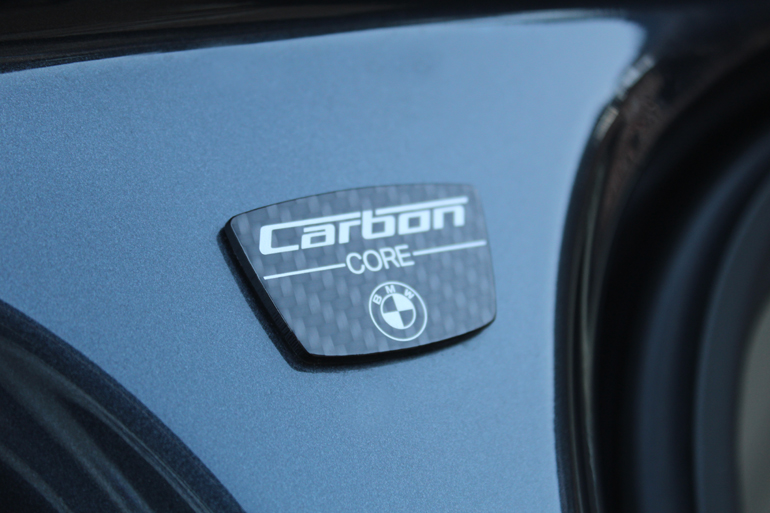 Το σήμα που ενημερώνει για την χρήση ανθρακονημάτων καθώς δεν διακρίνεται. αυτό γίνεται για λόγους... αισθητικής καθώς δεν ταιριάζει με τον τύπο του συγκεκριμένου αμαξώματος...