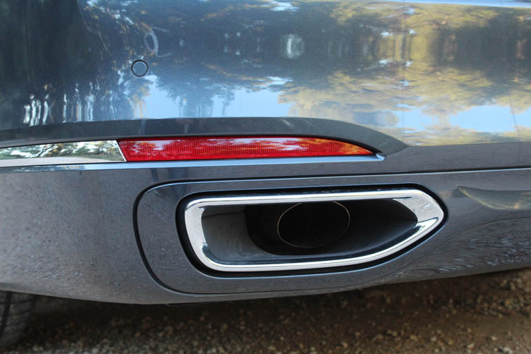 Η μία από τις δύο απολήξεις εξάτμισης στην έκδοση 730d...