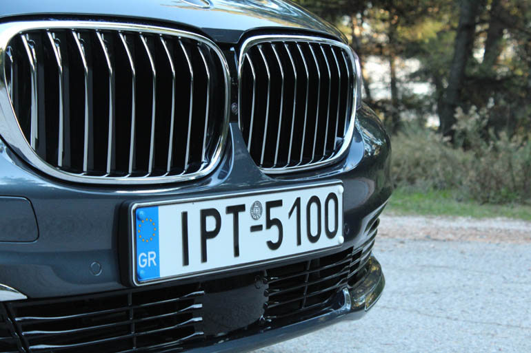 Η εντυπωσιακή μάσκα. Στη μέση διακρίνεται μία.. κάμερα και στο κάτω μέρος (από την πινακίδα) το ραντάρ...