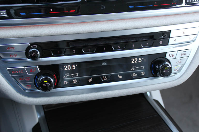 Η οθόνη του κλιματισμού είναι αφής...