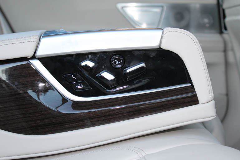 Τα πίσω καθίσματα ρυθμίζονται όπως θέλουν οι επιβάτες και από κουμπιά που βρίσκονται δίπλα σε αυτά...