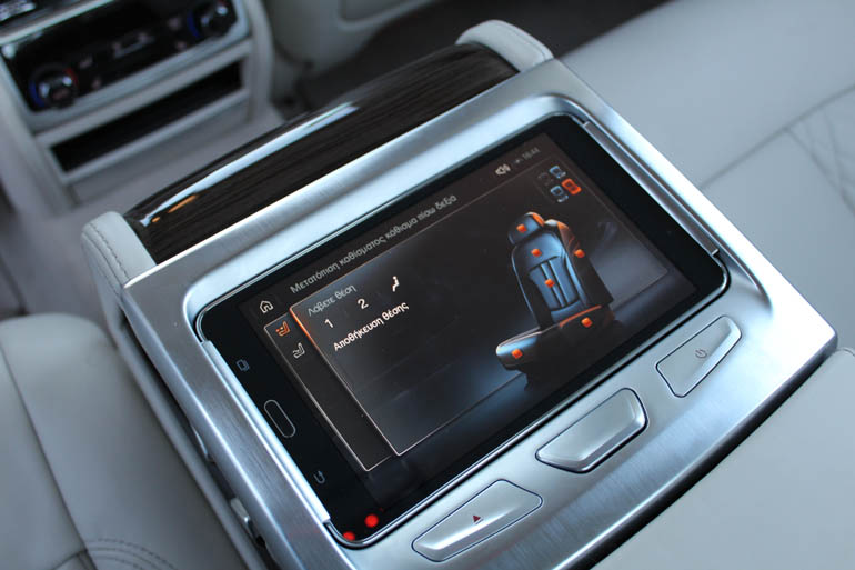 To συγκεκριμένο tablet βρίσκεται ανάμεσα στους πίσω επιβάτες και βγαίνει αν το επιθυμείς για να το πάρεις μαζί σου...