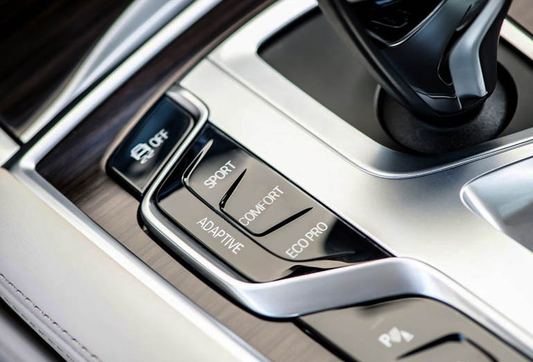 Ο οδηγός μπορεί να επιλέξει τον τρόπο οδηγήσεις που επιθυμεί...