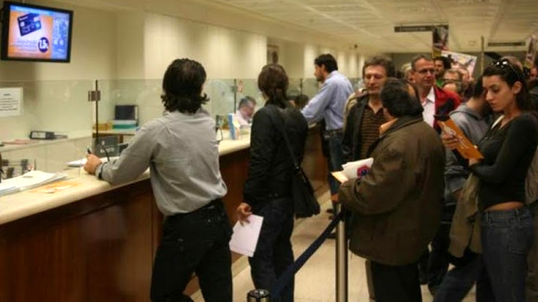 Πάτρα: Ουρές στις τράπεζες για την καταβολή των τελών κυκλοφορίας