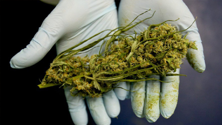 Ηράκλειο: Πέταξαν τα ναρκωτικά στον δρόμο για να μη συλληφθούν