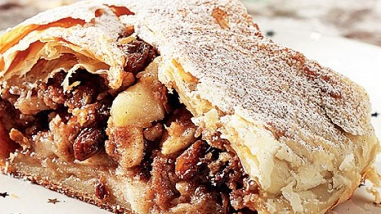 Στρούντελ με μήλο και σταφίδες