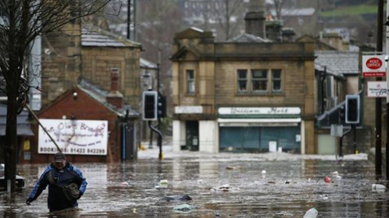 Στρατιωτική ενίσχυση ανακοίνωσε ο Κάμερον για τις πλημμύρες στην Αγγλία