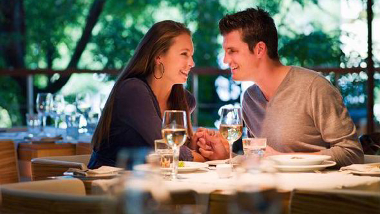 Γιατί οι άνδρες τρώνε περισσότερο όταν συνοδεύονται από γυναίκες;