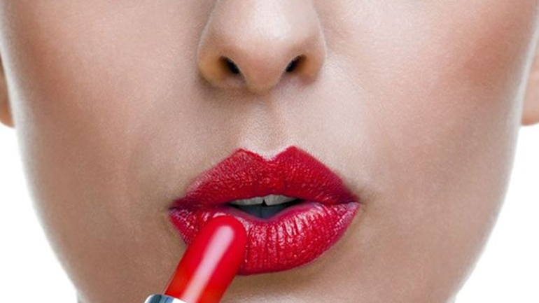 Κόκκινο κραγιόν: Το απόλυτο χρώμα για τις ημέρες των γιορτών