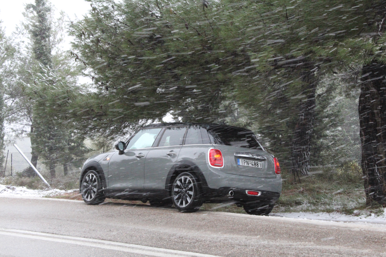 Στην περίπτωση που θα ακινητοποιήσετε αρκετές ώρες το αυτοκίνητό σας καλό είναι να μην τραβήξετε χειρόφρενο γιατί μπορεί να... παγώσει. Σε τέτοια περίπτωση βάλτε ταχύτητα στο κιβώτιο...