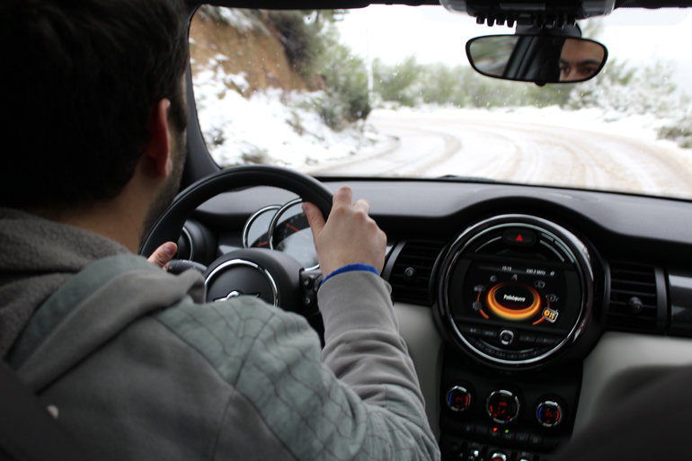 Απαλές κινήσεις και χαμηλές ταχύτητες επιβάλλει η οδήγηση στο χιόνι...