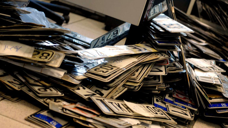 Θραύση κάνει στο Facebook η… ταλαιπωρία του να καταθέσεις πινακίδες στην εφορία… Θραύση κάνει στο Facebook η… ταλαιπωρία του να καταθέσεις πινακίδες στην εφορία…