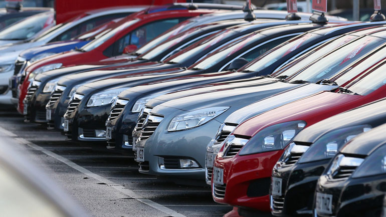 ΥΠΟΙΚ: «Ιδιαίτερα ικανοποιητική» η προσέλευση για καταβολή των τελών κυκλοφορίας