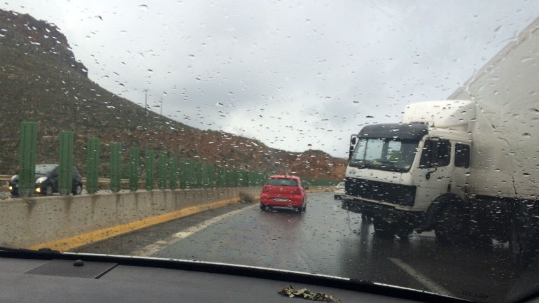 Ηράκλειο: Η νταλίκα «έκοψε» την κυκλοφορία στα δύο