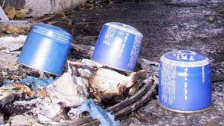 Εμπρηστική επίθεση με γκαζάκια σε κτήριο στον Πειραιά